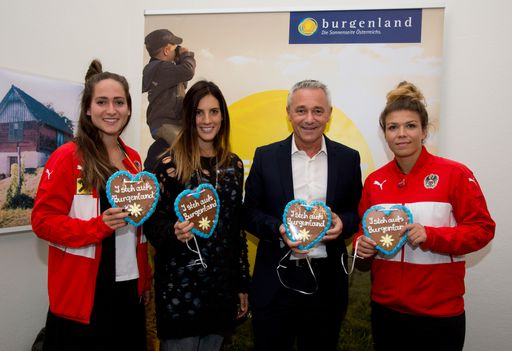 Frauen-Nationalteamspielerin Jasmin Eder,
Snowboard-Olympiasiegerin Julia Dujmovits, Hannes Anton,
Geschäftsführer Burgenland Tourismus, und
Frauen-Nationalteamspielerin Nadine Prohaska