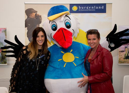 Vorschau Bild von Snowboard-Olympiasiegerin Julia Dujmovits, Best for
Family-Maskottchen Ottokar Storch und Uschi Zezelitsch, Konsulentin
für Kinder- und Kulturprogramme