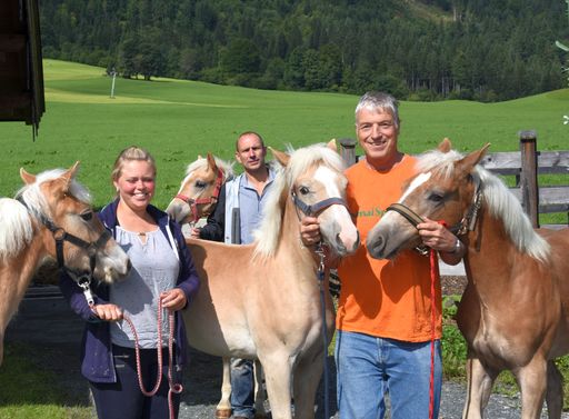  Dr. Plank von ANIMAL SPIRIT mit vier glücklichen
freigekauften Haflingerfohlen und ihren neuen Besitzern