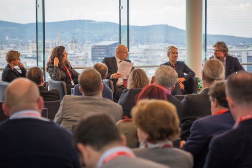 Symposion „Lernen, üben und merken.“ – eine
Veranstaltung des Fachverbandes der Buch- und Medienwirtschaft
Österreichs in der Sky Lounge der WKO. Am Podium (v. li.): Mag.
Julia Bock-Schappelwein (WIFO), Mag. Claudia Brandstätter (bmm
Trendforschung), Mag. Eduard Steiner (Moderation), Dr. Gisela Kaiser
(Werteforscherin), Markus Spielmann (Verlegersprecher).