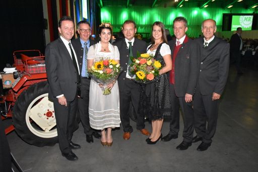 Personen (von links): NR DI Nikolaus Berlakowitsch,
Landesobmann des burgenländischen Bauernbunds, Leonhard Ost,
Präsident im Bundesverband der Maschinenringe e.V. (BMR),
Österreichs Weinkönigin Anna Reichardt, Hans Peter Werderitsch,
Landesobmann Maschinenring Burgenland, Miss Burgenland Margot Pölz,
Johann Bösendorfer, Bundesobmann Maschinenring Österreich und ÖKR
Franz Stefan Hautzinger, Präsident der Landwirtschaftskammer
Burgenland