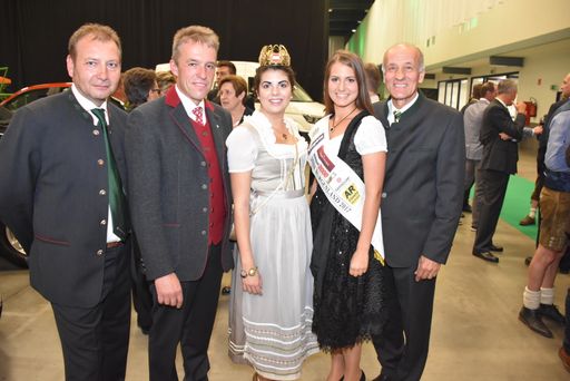Vorschau Bild von Personen (von links): Hans Peter Werderitsch,
Landesobmann Maschinenring Burgenland und Johann Bösendorfer,
Bundesobmann Maschinenring Österreich, mit Österreichs Weinkönigin
Anna Reichardt, der Miss Burgenland Margot Pölz und ÖKR Franz Stefan
Hautzinger, Präsident der Landwirtschaftskammer Burgenland