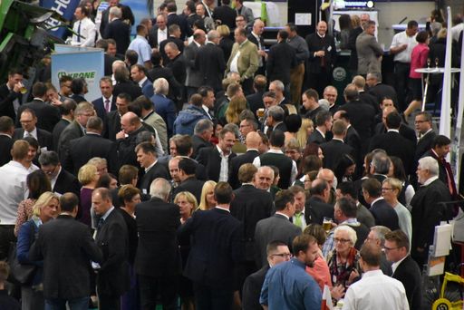 Vorschau Bild von Unter dem Motto „Mitten im Land“ trafen sich
Mitarbeiter, Funktionäre und Gäste aus dem In- und Ausland zum
Austausch und Netzwerken.