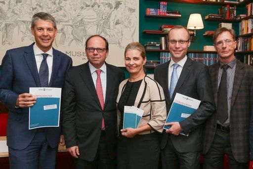  https://www.apa-fotoservice.at/galerie/10159
Pressekonferenz "Osteoporose"; Arznei & Vernunft (Personen
v.l.n.r.): Mag. Martin Munte, Präsident der Pharmig, a.o.
Univ.-Prof. Dr. Thomas Szekeres, Präsident der Österr. Ärztekammer,
Mag.pharm.Dr. Ulrike Mursch-Edlmayr, Präsidentin der Österr.
Apothekerkammer, Mag.Dr. Alexander Biach, Vorsitzender des
Verbandsvorstands im Hauptverband der österr.
Sozialversicherungsträger, Univ.Prof. Dr. Ernst Singer,
Medizinischer Vorsitzender der ExpertInnengruppe von Arznei und
Vernunft