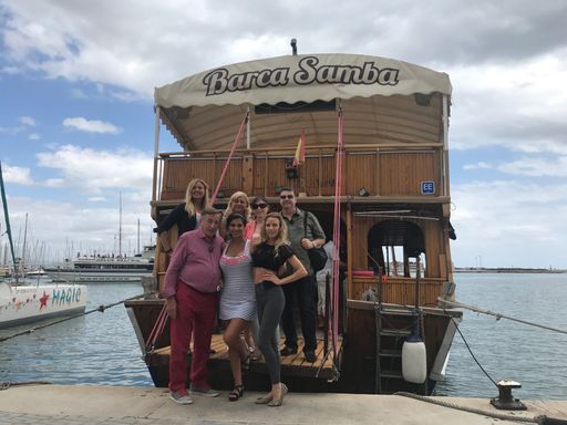  Im Bild v.l.n.r.: Ing. Richard Lugner, Nina
Bruckner (Bambi), Wendy Night, hintere Reihe von links nach rechts:
Dany, Sonja (Käferl), Anastasia (Katzi), Mann von Anastasia (Kater)