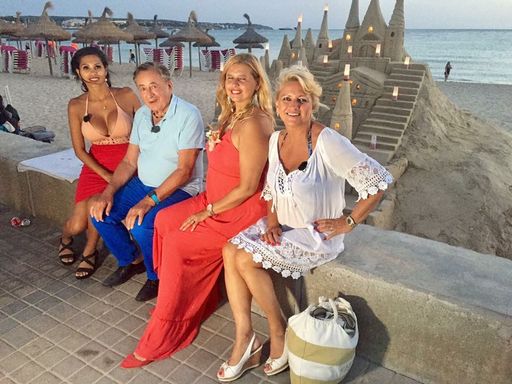 Vorschau Bild von Im Bild von links nach rechts: Nina Bruckner
(Bambi), Ing. Richard Lugner, Dany, Sonja (Käferl)