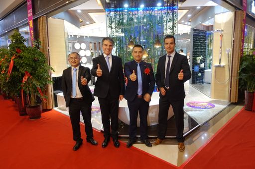  Die Tenne Geschäftsführung Österreich und die
Geschäftsführung von Foshan Tenne sanitary ware co., ltd