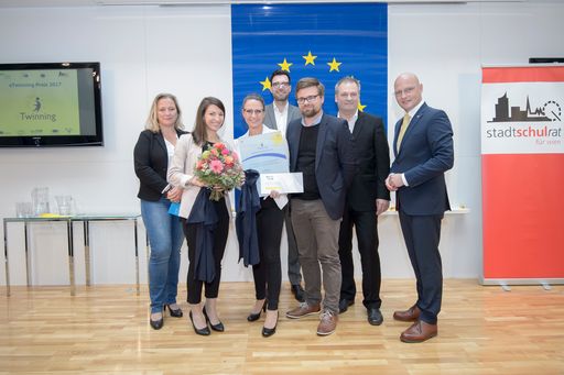 http://www.apa-fotoservice.at/galerie/9908 Im Bild
v.l.n.r.: Ursula Panuschka (eTwinning Österreich/OeAD-GmbH),
Anna-Maria Haase (Projektleitung, NMS Franz Jonas Europaschule),
Katarina Kel (NMS Franz Jonas Europaschule), Heinrich Himmer
(Präsident des Stadtschulrats für Wien), Andreas Leeb (Ars
Electronica), Christian Klar (Direktor der NMS Franz Jonas
Europaschule), Martin Bauer (BMB).
