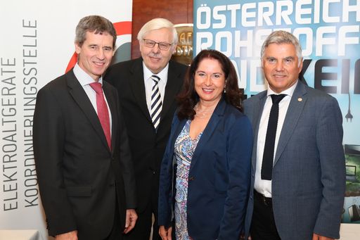 https://www.apa-fotoservice.at/galerie/9455 Im Bild
vl.: Dipl.-Ing. Christian Holzer (Leiter Sektion Abfallwirtschaft
BMLFUW), KR Ing. Wolfgang Krejcik (Vorsitzender des Aufsichtsrates
der EAK), Mag. Elisabeth Giehser (Geschäftsführerin EAK,
Elektroaltgeräte Koordinierungsstelle), Ing. Josef Moser (Präsident
der ARGE Österr. Abfallwirtschaftsverbände)