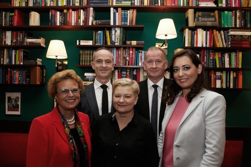 http://www.apa-fotoservice.at/galerie/10010 Im Bild
v.l.n.r.: Mag. pharm. Dr. Christiane Körner (Präsidentin des Vereins
zur Förderung der Impfaufklärung ), OA Dr. Helmut Brath (Erster
Sekretär der Österreichischen Diabetes Gesellschaft), Priv. Doz. Dr.
Ingrid Stelzmüller (Pulmologin und Leiterin des Arbeitskreises
Infektiologie und Tuberkulose der Österreichischen Gesellschaft für
Pneumologie), Dr. Oskar Janata (Hygienefacharzt, Sozialmedizinisches
Zentrum Ost – Donauspital), Mag. pharm. Susanne Ergott-Badawi
(Präsidium Österreichische Apothekerkammer)