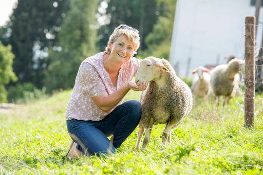 BIO AUSTRIA Obfrau Gertraud Grabmann auf einem
Bio-Bauernhof mit einem Schaf