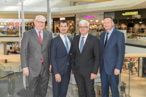  https://www.apa-fotoservice.at/galerie/9794 Im Bild
v.l.n.r.:v.l.n.r.: Dr. Wolfgang Müller (Sprecher der
Geschäftsführung Jost Hurler Unternehmensgruppe), Mag. Stephan
Kalteis (Center-Manager HUMA ELEVEN), Mag. Marcus Wild (Vorsitzender
der Geschäftsführung SES Spar European Shopping Centers), Michael
Röther (Geschäftsführer Modepark Röther).