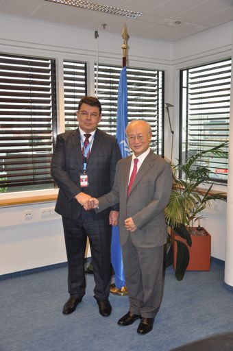 Der kasachische Energieminister Kanat Bozumbaev und
der Direktor der Internationalen Atomenergieorganisation (IAEO)
Yukiya Amano.