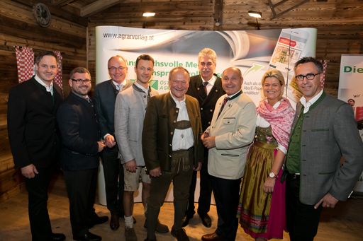  Kamen in Tracht zur Wiener Wiesn: Österr. Weinbaupräsident
Johannes Schmuckenschlager, LR Ludwig Schleritzko, LH-Stv. Stephan
Pernkopf, Landesparteiobmann der VP-Wien Gernot Blümel, NÖ
Bauernbundobmann Hermann Schultes, BM Hans-Jörg Schelling, BM
Wolfgang Sobotka, NÖ Bauernbunddirektorin Klaudia Tanner und Österr.
Bauernbundpräsident Georg Strasser.