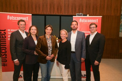 https://www.apa-fotoservice.at/galerie/9930/ Im
Bild v.l.n.r.: Alexander Raffeiner (Moderator), Julia Wippersberg
(Universität Wien), Lisa Totzauer (ORF), Martina
Wiesenbauer-Vrublovsky (APA-OTS), Robert Lechner (OMV), Dominik
Sinnreich (Newsroom)