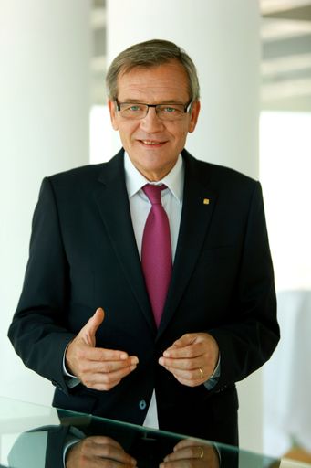 Robert Lasshofer, Generaldirektor der Wiener
Städtischen Versicherung, zum Kommerzialrat ernannt.