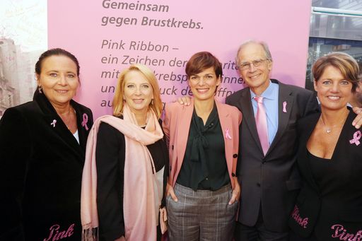 https://www.apa-fotoservice.at/galerie/9972 "25
Jahre Pink Ribbon international" - "15 Jahre Pink Ribbon in
Österreich": Unterstützer, Patientinnen, Angehörige, Ärzte und
prominente Pink Ribbon Botschafterinnen bei der offizielle Auftakt-
und Jubiläumsveranstaltung der Pink Ribbon Aktion der Krebshilfe im
Wiener Gartenbaukino und im Palais Coburg. Im Bild (v.l.n.r.) Doris
Kiefhaber, Doris Bures, Pamela Rendi-Wagner, Paul Sevelda, Martina
Löwe