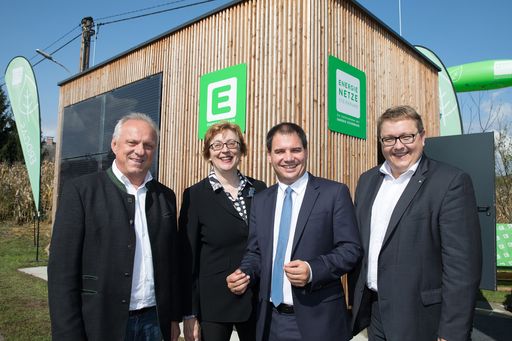  v.l.n.r.: Alfred Lenz (Bürgermeister von Heimschuh), Theresia
Vogel (Geschäftsführerin des Klima- und Energiefonds),
Landeshauptmann-Stellvertreter und Eigentümervertreter Michael
Schickhofer, Martin Graf (Vorstandsdirektor der Energie Steiermark).
Gemeinsam starteten sie den LEAFS-Feldversuch in Heimschuh.