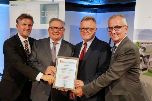 https://www.apa-fotoservice.at/galerie/9864 Im Bild
v.l.n.r.: EBSG-GF Peter Schlappal, EBSG-Obmann Johann Sipötz, LH
Hans Niessl und Verbandsobmann Prof. Mag. Karl Wurm