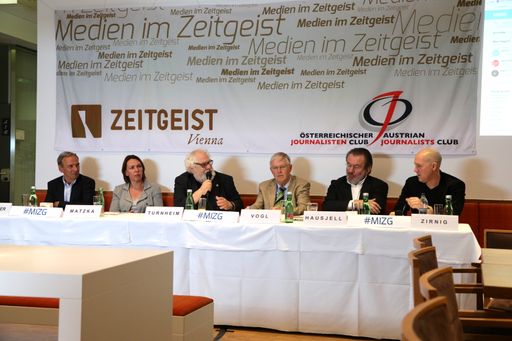  Auf dem Podium (v.l.n.r.): Wolfgang Bachmayer
(OGM), Meinungsforscherin Christina Matzka, Moderator Fred Turnheim
(ÖJC), Gerhard Vogl (ORF-Legende), Fritz Hausjell (Universität Wien)
und Dieter Zirnig (neuwal.com)