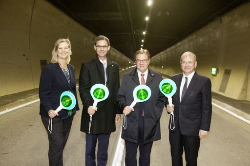 Grünes Licht im Arlbergtunnel: ASFINAG-Vorstandsdirektorin Karin
Zipperer, die Landeshauptleute Markus Wallner (Vorarlberg) und
Günther Platter (Tirol) sowie ASFINAG-Vorstandsdirektor Alois Schedl
(von links) bei der symbolischen Freigabe heute Vormittag im Tunnel.