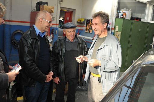 Im Bild v.l.n.r.: Nationalrat Harald Troch, KR
Erich Trimmel (SWV-Ansprechpartner Kfz) im Gespräch mit einem
Mechaniker der Firma Johannes Schmidt Kfz Reparatur GmbH,
Wien-Simmering