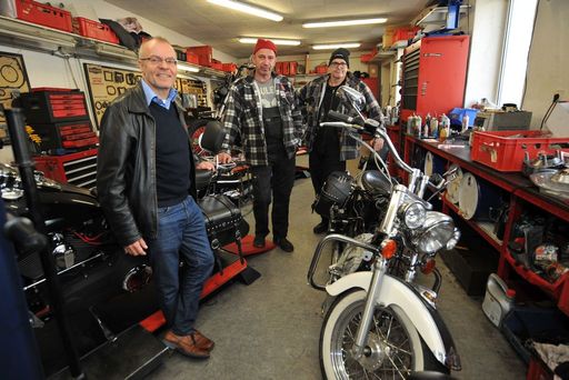 Vorschau Bild von Im Bild v.l.n.r.: Nationalrat Harald Troch mit
Roman und Harry von R&R Cycles, Wien-Simmering