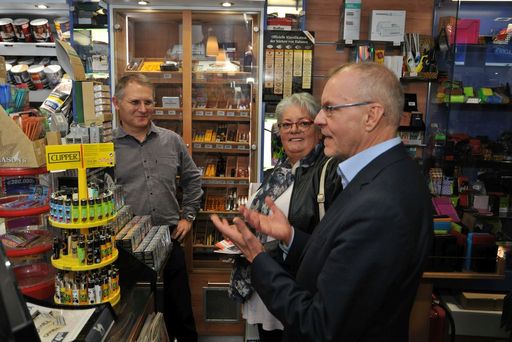 Vorschau Bild von Im Bild v.l.n.r.: Andrä Blizenec (Trafik EkaZent
Simmering), Eveline Greger (SWV-Ansprechpartnerin Trafikanten)
schildern Nationalrat Harald Troch die Probleme der Trafikanten,
Wien-Simmering