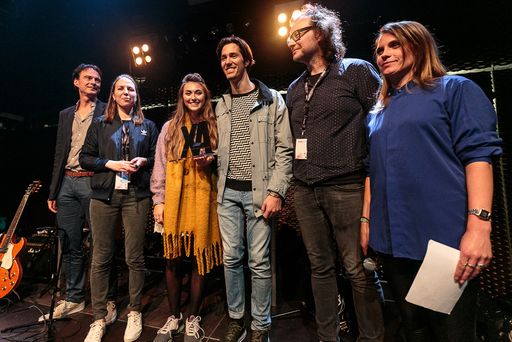 Vorschau Bild von Der erste "XA" wurde an Cari Cari verliehen: Franz
Hergovich und Tatjana Domany (music austria), Cari Cari - Stephanie
Widmer und Alexander Köck, Thomas Heher (Festivaldirektor Waves
Vienna) und Moderatorin Nina Heinrichs (vlnr).