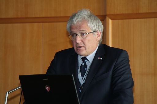  Dipl.-Ing. Wernher Hoffmann, Präsident des
Bundesamts für Eich- und Vermessungswesen, bei der Eröffnung der
Generalversammlung von EuroGeographics