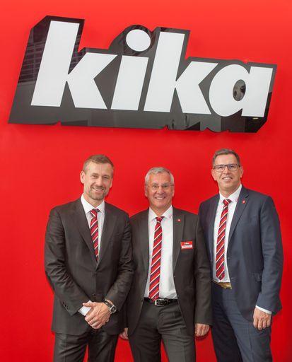 Vorschau Bild von Vlnr: Dr. Gunnar George/ CEO, Adolf Thallinger/
Geschäftsleiter kika Linz/Urfahr, Mario Legrum/ kika Vertriebsleiter
im neu gestalteten Einrichtungshaus kika Linz/Urfahr.