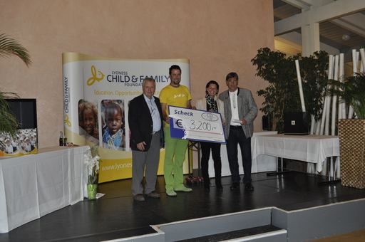  CDW-Präsident KommR. Josef Vuzem und
CDW-Vizepräsident Botschafter aD. Dr. Jan Koukal übergeben den
Tombola-Erlös an Stefan Brandl (Child & Family Foundation) und
Silvia Kelemen Weihs (Lyoness).