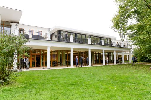 Vorschau Bild von Im Jahr 2017 fand das Jahresforum Smart Retail und
Cashless Payments im Schlosspark Mauerbach statt.
