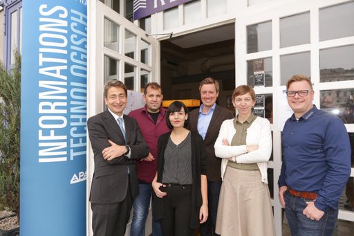  https://www.apa-fotoservice.at/galerie/9835/
Expertentalk zum Thema „Haben wir (noch) die Wahl? – Experten
diskutierten den Einsatz von News-Tech in der Politik“ beim
APA-IT-BusinessBreakfast, v.l.n.r. Nikolaus Forgó (Universität
Wien), Markus Sulzbacher (derStandard.at), Claudia Zettel
(Futurezone.at), Alexander Raffeiner (Moderator), Katharina Schell
(APA), Andre Wolf (Mimikama)