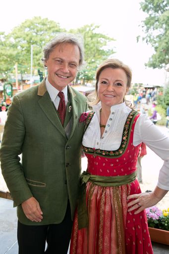  Claudia Wiesner und Christian Feldhofer freuen sich
über das ungebrochene Interesse an Österreichs größtem Brauchtums-
und Wiesn-Fest.