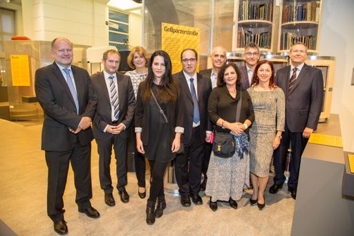 https://www.apa-fotoservice.at/galerie/10230
Präsentation Bibliothek Leopold Singer - im Bild v.l.n.r.:
Univ.Prof. Dr. Stephan Pichler, Vizerektor WU; Dr. Christian Klösch,
TMW; Dr. Gabriele Zuna-Kratky, Generaldirektorin TMW; Familie
Singer; ganz rechts - Nikolaus Berger, MBA, Bibliotheksdirektor WU