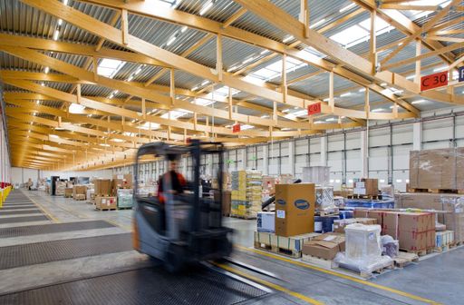 DB Schenker Lagerhalle im neuen Logistikzentrum in
Italien