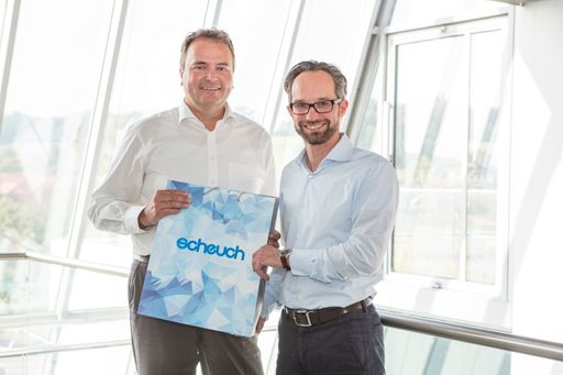 (vlnr.) Dipl.-Ing. Rainer Ostermann, Country
Manager von Festo Österreich Dipl.-Ing. Stefan Scheuch,
Geschäftsführer Technik und Produktion von Scheuch