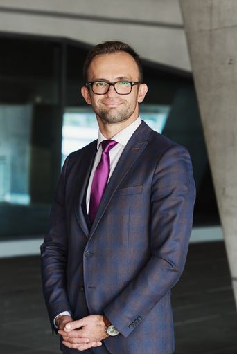  Mit 1. Oktober 2017 hat Danjin Saletovic, MBA (37)
die Rolle des VP Retail Sales (Leiter Vertrieb) bei T-Mobile
übernommen und ist für alle T-Mobile-Shops, Shop-Partner und den
gesamten Indirect Sales verantwortlich.