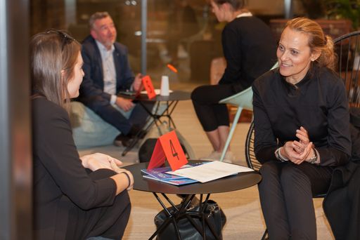 Vorschau Bild von Quirliges Cometogether beim Business Speed Dating
zwischen Studenten und und Vertretern der Tagungsbranche