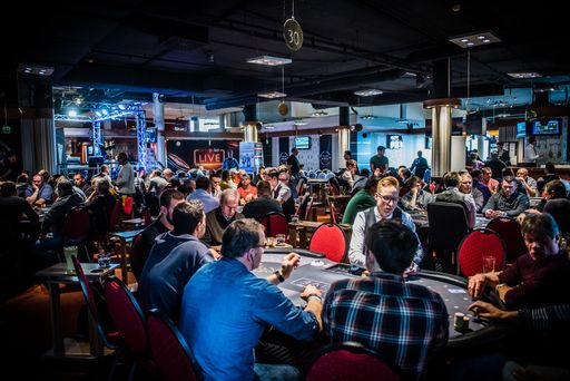 Vorschau Bild von Der prallgefüllte Spielsaal des Montesino Wien.