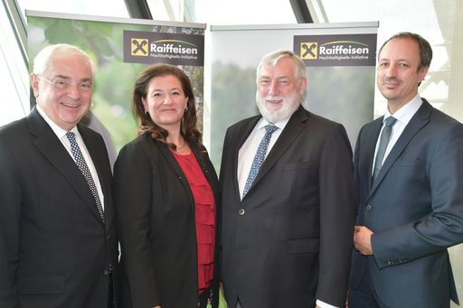  Podiumsvertreter anlässlich 10 Jahre Raiffeisen
Klimaschutz-Initiative (v.l.n.r.): Dr. Walter Rothensteiner,
Generalanwalt des Österreichischen Raiffeisenverbandes; Mag. Andrea
Sihn-Weber, Geschäftsführerin Raiffeisen Klimaschutz-Initiative; Dr.
Franz Fischler, Vorsitzender Raiffeisen Klimaschutz-Initiative; Dr.
Jürgen Schneider, Mitglied des Leitungsgremiums und Klimaexperte im
Umweltbundesamt.