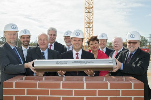 (v.l.n.r.) Ing. Thomas Ludwig, Dr. Christian
Eckermann, Albert Boehringer, Finanzminister Dr. Hans-Jörg
Schelling, Prof. Dr. Uwe Bücheler, Philipp von Lattorff, Stadträtin
Mag. Renate Brauner, Hubertus von Baumbach, Bürgermeister Dr.
Michael Häupl und Dipl.-Ing. Stefan Pulm