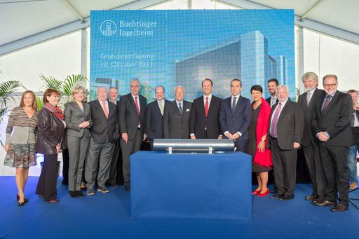 Vorschau Bild von (v.l.n.r.) Dr. Saskia Wallner, Hermine Hübner, Dr.
Elisabeth Tomaschko, Bürgermeister Dr. Michael Häupl Andreas
Koppensteiner, Finanzminister Dr. Hans-Jörg Schelling, Hubertus von
Baumbach, Albert Boehringer, Philipp von Lattorff, Bundeskanzler
Mag. Christian Kern, Stadträtin Mag. Renate Brauner, Dr. Christian
Eckermann, Dipl.-Ing. Peter Podsedensek, Prof. Dr. Uwe Bücheler und
Dipl.-Ing. Stefan Pulm