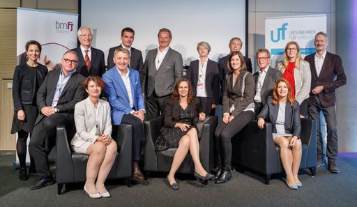 Bundesministerin Sophie Karmasin und
Wirtschaftskammer Steiermark Präsident Josef Herk mit den Experten,
Best Practice-Unternehmern und Workshop-Leitern des Kongresses "The
Power of Transformation".