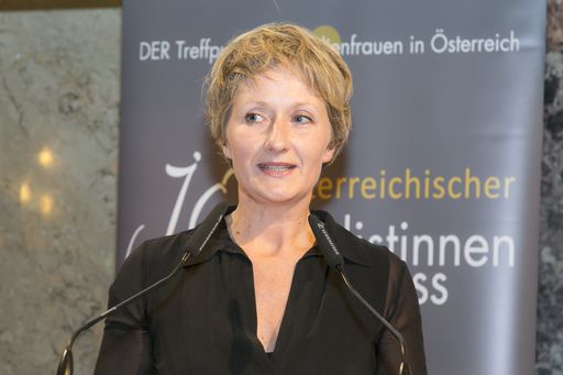 Vorschau Bild von Barbara Tóth ist für die Medielöwin in Silber
nominiert. Hier bei der Verleihung der Medienlöwin 2016, als der
Falter mit dem Medienlöwen ausgezeichnet wurde.