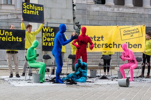 Aktion “Elefantenrunde endet im Schlamm”