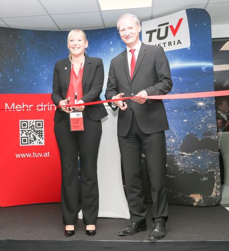 v.l. Vizebürgermeisterin Dr. Sabine
Naderer-Jelinek, Dr. Stefan Haas, CEO TÜV AUSTRIA Group, bei der
offiziellen Eröffnung des neuen Standorts der Unternehmensgruppe in
Oberösterreich.