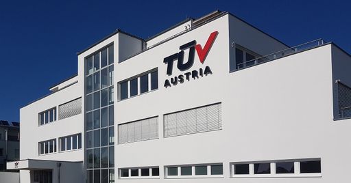 Vorschau Bild von Die Wiener Bundesstraße 8 ist nunmehr Kompetenzzentrum für
technische Sicherheitsdienstleistungen, Qualitätsmanagement, Aus-
und Weiterbildung, Prüfung und Inspektion sowie Industrial Services.
Das TÜV AUSTRIA Prüfzentrum in Thalheim bei Wels wird, ebenso wie
die unternehmenseigene Schreiner Consulting, am Standort Leonding
wichtiger integrativer Teil der Neuaufstellung der
Unternehmensgruppe in Oberösterreich. Die Werkstoffprüfung samt dem
größten und modernsten Strahlenanwendungsraum in Österreich bleibt
weiterhin am Standort in Steinhaus.