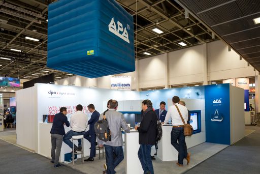  Messebesucher informieren sich am Stand der APA-IT
über smarte Lösungen für digitalen Content.